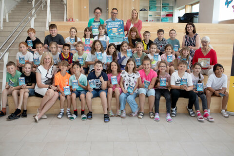 Bildungslandesrätin Mag.a (FH) Daniela Winkler überreichte die ersten Ferien-Lesepässe an die Kinder der Volksschule Güssing.