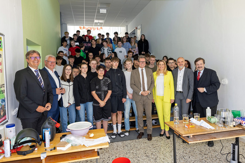 Bildungslandesrätin Mag.a (FH) Daniela Winkler (3.v.r., vorne) mit Bildungsminister Ao. Univ.-Prof. Dr. Martin Polaschek (4.v.r., vorne), Bildungsdirektor Mag. Heinz Josef Zitz (2.v.r., vorne), Eisenstadts Bürgermeister LAbg. Mag. Thomas Steiner (2.v.l., vorne), PTS Eisenstadt-Direktor Ronald Popovits, BEd, BEd und Forschungskoordinator des Landes Burgenland, Mag. Werner Gruber (r., vorne) mit den Schülerinnen und Schülern der Polytechnischen Schule in Eisenstadt.