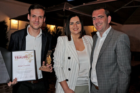 Michael Liegenfeld, Sieger in der Kategorie 3: Weißwein aus einer Riede, LH-Stv.in Astrid Eisenkopf, Weintourismus-Obmann Herbert Oschep,