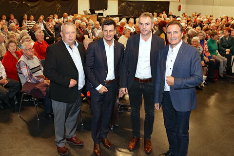 Rund 300 Personen waren zum Vortrag von Primarius Dr. Dieter Pertl in die KUGA gekommen.  V.l.: 2. LT-Präs. Ing. Rudolf Strommer i.V. v. LAbg. a.D. RR Kurt Korbatits (Vorsitzender-Stv. Landes-Seniorenbeirat), Soziallandesrat Christian Illedits, Primarius Dr. Dieter Pertl, Leiter Abteilung für Orthopädie im Krankenhaus Oberwart, LR a.D. Helmut Bieler, Vorsitzender Landes-Seniorenbeirat