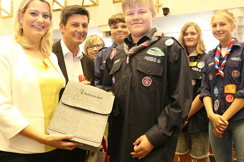 Landesrätin Daniela Winkler und Landesrat Christian Illedits überreichten den Pfadfinderinnen und Pfadfindern eine Burgenland-Tasche als Geschenk für ihr Abenteuer