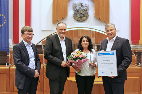 v.l. Reinhard Minixhofer, Direktor der AUVA-Landesstelle Wien, LH Hans Peter Doskozil, Preisträgerin Nurtenka Aliti, Peter Engelbrechtsmüller, Vors. d. AUVA-Landesstelle Wien,
