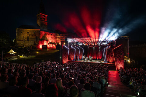 Die Burg Güssing bot am Freitagabend eine beeindruckende Kulisse für die "All Stars Gala“, mit der der neue Intendant des KULTUR SOMMER GÜSSING, Andreas Vitásek, in seine erste Saison startete.