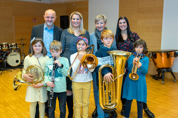 hi. v.l.: Bildungsdir. Heinz Josef Zitz, Bildungs-LRin Daniela Winkler, Bgm.in Claudia Schlager, Pädagogin