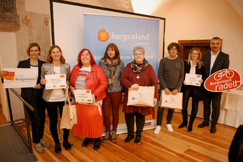 Tina Wurm (Laufclub Siegendorf), Doris Horvath und Sabine Hoschopf (Frauen&Familienberatungsstelle) und Hannelore Halwax (MC RattenAustriaPartyTeam) freuten sich über die Auszeichnung durch Landesrat Heinrich Dorner und Christine Hopf-Renner.