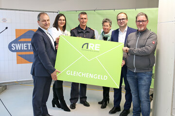 Im Rahmen der Gleichenfeier erfolgte die traditionelle Übergabe des Gleichengeldes. V.l.: Ing. Thomas Styrsky, Leiter Unternehmensbereich Spezialimmobilien bei der BIG, LH-Stv.in Mag.a Astrid Eisenkopf, Landespolizeidirektor Mag. Martin Huber, Klubobfrau LAbg. Regina Petrik, Vizebürgermeister Istvan Deli, Polier Reinhard Taschner