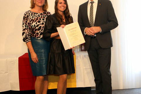 Direktorin DGKP Gabriele Ehrenhöfer (l., Gesundheits- und Krankenpflegeschule Oberwart, KRAGES) und Landesrat Dr. Leonhard Schneemann (r.) mit Pflegefachassistentin Belinda Minasch (Mitte);