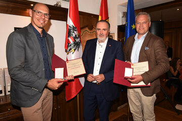Landeshauptmann Mag. Hans Peter Doskozil mit Mag. (FH) DI Josef Strohmaier, MPA, (l.) und Baumeister Ing. Christian Hofstädter.
