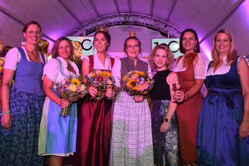 Landeshauptmann-Stellvertreterin Anja Haider-Wallner, Verena Klöckl, Landwirtschaftskammer Burgenland, Weinkönigin Maria IV., Weinprinzessin Lena I., Bundesministerin Eva-Maria Holzleitner, Landtagspräsidentin Astrid Eisenkopf und Landesrätin Daniela Winkler