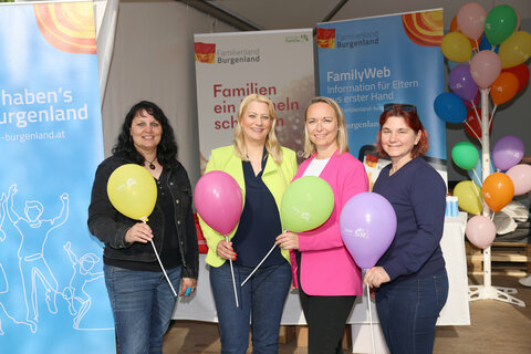 LRin Mag.a (FH) Daniela Winkler mit Dagmar Schlager, Mag.a Olivia Kaiser, Leiterin des Familienreferates, und Mag.a Karina Ringhofer, MAS, Leiterin der Hauptreferates Gesellschaft im Amt der Burgenländischen Landesregierung, die beim Familienfest im Strandbad Neusiedl am See Informationen rund um das Thema Familie bereithielten.