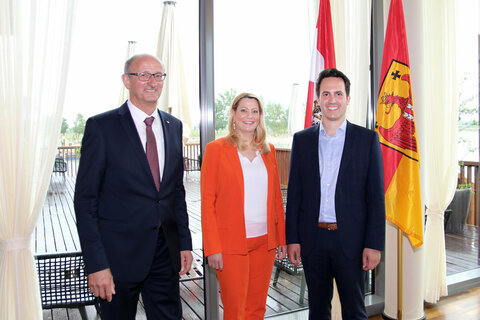 Präsentierten zum Abschluss die Ergebnisse der FamilienreferentInnenkonferenz: v.l. LR Anton Mattle, Tirol, LRin Mag.a (FH) Daniela Winkler, Burgenland, Stadtrat Vizebgm. Christoph Wiederkehr, MA, Wien
