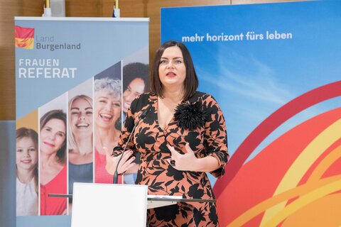 LH-Stellvertreterin Astrid Eisenkopf und Katja Massing, Finanzmentorin und akademische Finanzmanagerin, präsentierten das Projekt Finanzworkshops für Frauen