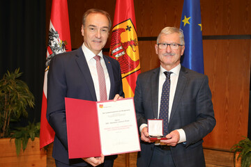 Landesrat Dr. Leonhard Schneemann mit Jennersdorfs Bezirkshauptmann WHR DDr. Hermann Prem, der das Große Goldene Ehrenzeichen des Landes Burgenland bekam.