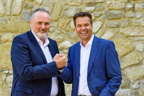 Landeshauptmann Hans Peter Doskozil und Burgenland Tourismus-Geschäftsführer Didi Tunkel gratulieren zum WM-Ticket.