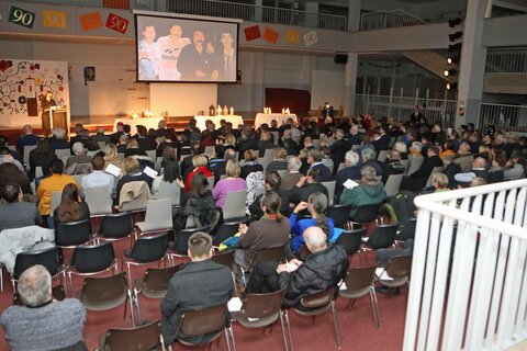 Die Aula der EMS Oberwart war dicht gefüllt, als der erste Teil der Gedenkfeier für die viel zu früh Verstorbenen Erwin und Karl Horvath, Peter Sarközi und Josef Simon durchgeführt wurde.