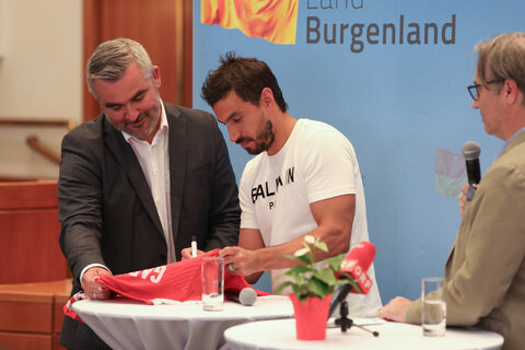 LAndesrat Heinrich Dorner eröffnete die Austellung Leiberl, die Geschichte schrieben anlässlich der Fußball Em in Eisenstadt