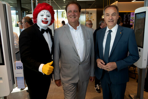 Wirtschaftslandesrat Dr. Leonhard Schneemann mit McDonald‘s Oberwart-Franchise-Unternehmer Thomas Klug (Mitte) sowie dem offiziellen Maskottchen Ronald McDonald (l.).