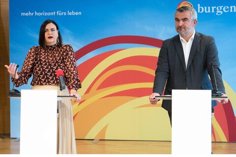 Landeshauptmann-Stellvertreterin Mag.a Astrid Eisenkopf (links im Bild) und Landesrat Mag. Heinrich Dorner präsentierten bei einer Pressekonferenz Details zum Thema Ökoenergiefonds und zum Heizkesselcasting 2023.