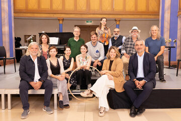 Landesrat Heinrich Dorner (vorne sitzend 1.v.r.) und KBB-Geschäftsführerin Claudia Priber (vorne sitzend 2.v.r.) mit dem Team der Theaterproduktion „Der hölzerne Reifen – Die späte Heimkehr des Herrn Glück“, die am 11. September in der ehemaligen Synagoge Kobersdorf uraufgeführt wird.