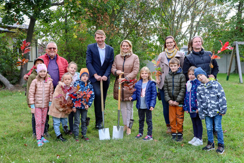 Johann Muhr, Vizebürgermeister Deutsch Jahrndorf, Michael Oberfeichtner, Bildungslandesrätin Mag. (FH) Daniela Winkler, Ursula Ambrus (Kindergartenleiterin Deutsch Jahrndorf) und Josef Gettinger (Volksschuldirektor Deutsch Jahrndorf) mit Kindern aus Deutsch Jahrndorf