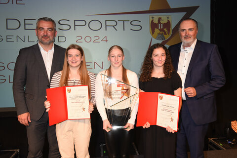 Landeshauptmann Hans Peter Doskozil und Sportlandesrat Heinrich Dorner mit dem „Team des Jahres“ Team Burgenland/Kunstturnen