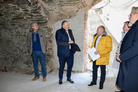 Intendant Gerhard Krammer, Landeshauptmann Hans Peter Doskozil und Ing. Anton Grosinger (LIB) beim Baustellenbesuch auf der Burg Schlaining.