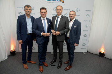 Wirtschaftslandesrat Dr. Leonhard Schneemann (2.v.r.) mit SWARCO FUTURIT Managing Director Dipl-Ing. Artur Pesendorfer (l.), Neutals Bürgermeister Erich Trummer und SWARCO FUTURIT Head of Operations Ing. Artur Schubert (v.l.) beim 25-jährigen Jubiläum von SWARCO FUTURIT in Neutal.