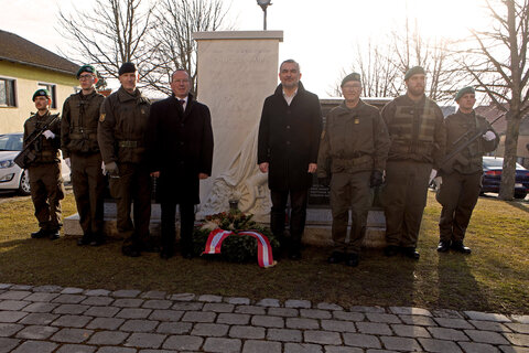 Vor der feierlichen Angelobung fand bei der Pfarrkirche ein Totengedenken mit Kranzniederlegung statt.