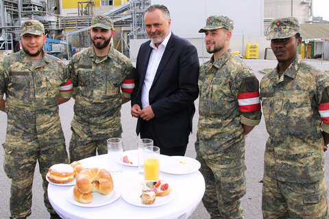Landeshauptmann Hans Peter Doskozil im Gespräch mit den Assistenzsoldatinnen und Assistenzsoldaten in der Montecuccoli-Kaserne in Güssing