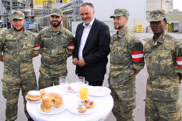 Landeshauptmann Hans Peter Doskozil im Gespräch mit den Assistenzsoldatinnen und Assistenzsoldaten in der Montecuccoli-Kaserne in Güssing
