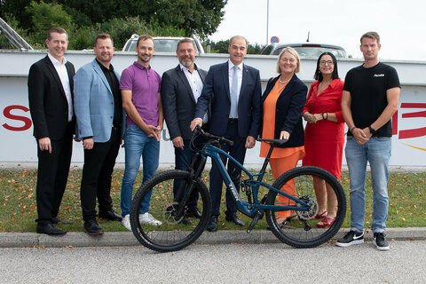 BUZ Geschäftsführer Mag. (FH) Christian Vlasich, Landesdirektor des ARBÖ Burgenland Martin Heissenberger, MA, Michael Knopf, BUZ-Vorstandsvorsitzender und Geschäftsstellenleiter des AMS Mattersburg Markus Plattner, Landesrat Dr. Leonhard Schneemann, AMS Burgenland Landesgeschäftsführerin Helene Sengstbratl, Geschäftsstellenleiterin Jutta Mohl, AMS Burgenland/ Oberpullendorf, und Andreas Picher.