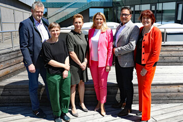 Bildungslandesrätin Mag.a (FH) Daniela Winkler (3.v.r.) mit Vorsitzender Dr.in Christine Teuschler (r.) sowie Richard Georg Radlmaier, Angelika Neuner, Daniela Piegler (alle Wien) und Stefan Fischnaller (Vorarlberg) (v.l.) im Kulturzentrum Eisenstadt