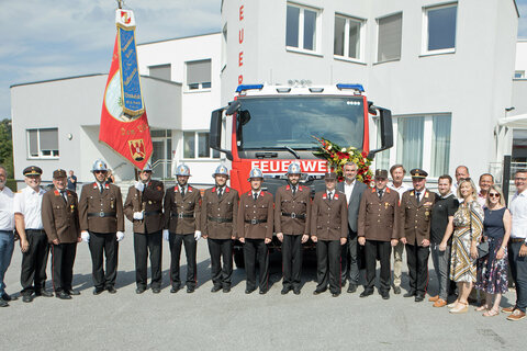 Bezirkshauptmann von Oberwart WHR Mag. Peter Bubik (l.), Bezirksfeuerwehrkommandant des Bezirkes Oberwart, OBR Wolfgang Kinelly (Oberbrandrat, 2.v.l.), Feuerwehrreferent Landesrat Mag. Heinrich Dorner (9.v.r.) und 3. Landtagspräsident Bürgermeister Mag. Kurt Maczek (8.v.r.) sowie weiteren Stadt- und Gemeinderätinnen und Stadt- und Gemeinderäten, Pinkafelds Feuerwehrkommandant HBI Kurt Tripamer (Hauptbrandinspektor, (8.v.r.) sowie Feuerwehrmitgliedern aus Pinkafeld.