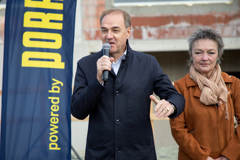 Landesrat Dr. Leonhard Schneemann bei seiner Ansprache im Zuge der Gleichenfeier des neuen Altenwohn- und Pflegeheimes Redlschlag.