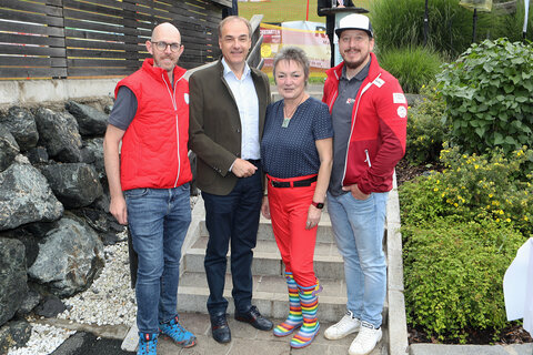 Obmann Thomas Auer (l.) und sein Stellvertreter Daniel Gschwandtner (r.) vom Schizentrum Rettenbach mit Landesrat Dr. Leonhard Schneemann (2.v.l.) und Bürgermeisterin Renate Habetler (2.v.r.).