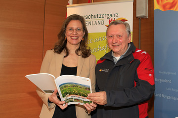Landeshauptmann-Stellvertreterin Anja Haider-Wallner und Hermann Frühstück, Landesleiter Naturschutzorgane Burgenland, präsentierten im KUZ Eisenstadt die neue Informationsoffensive zu burgenländischen Naturschutzgebieten und Naturdenkmalen