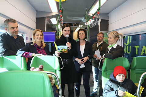 Verkehrslandesrat Mag. Heinrich Dorner, Bildungslandesrätin Mag.a (FH) Daniela Winkler, Dipl.-Ing. Kristina Macherhammer vom wortweit-Verlag alias Kristin Loras, Illustrator Andi Nemec sowie Raaberbahn-Generaldirektor-Stellvertreterin Dr. Hana Dellemann beim Vorlesen.