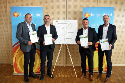 Landesrat Heinrich Dorner (2.v.l.) präsentierte gemeinsam mit Peter Zinggl (r.) sowie den Bürgermeistern Manfred Schmidt (l.) und Michael Kefeder (2.v.r.) präsentierten gemeinsam das Regionale Leitbild des Bezirkes Oberpullendorf.