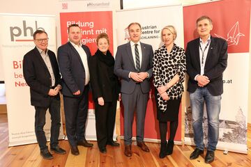 ACP Präsident Mag. Norbert Darabos, MMag. Bernd Hochwarter, Schulqualitätsmanager, Mag.a Stephanie Godec, Landesrat Dr. Leonhard Schneemann, Mag. Ursula Gamauf-Eberhardt, ACP-Projektmanagerin und HS-Prof. Mag. Dr. Klaus Novak, Leitung Institut für Fort- und Weiterbildung der PPH Burgenland.