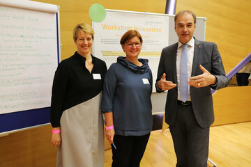 Landesrat Dr. Leonhard Schneemann (r.) mit Elisabeth Rappold und Brigitte Juraszovich (v.l.) von der Gesundheit Österreich GmbH bei der Präsentation der Workshop-Ergebnisse.