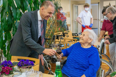 Landesrat Dr. Leonhard Schneemann beim Besuch eines Altenwohnheimes (AWH).
