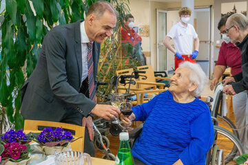 Landesrat Dr. Leonhard Schneemann beim Besuch eines Altenwohnheimes (AWH).