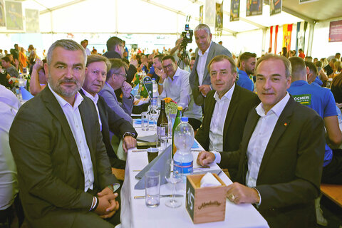 Landesrat Heinrich Dorner, 3. Landtagspräsident und Landtagsabgeordneter, Pinkafelds Bürgermeister Kurt Maczek (sitzend links), Oberwarts Vizebürgermeister Michael Leitgeb (stehend, rechts), Nationalrat Christian Drobits und Landesrat Leonhard Schneemann (sitzend, rechts).