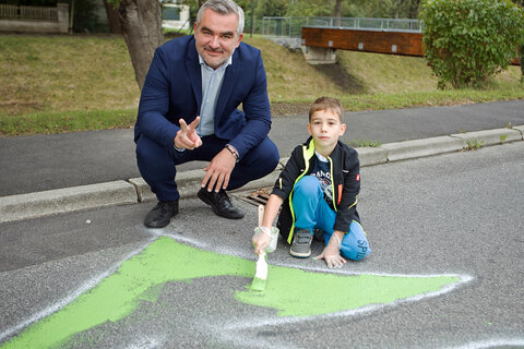 Landesrat Mag. Heinrich Dorner besichtigte die Kunstwerke der Schülerinnen und Schüler in Oberpullendorf.