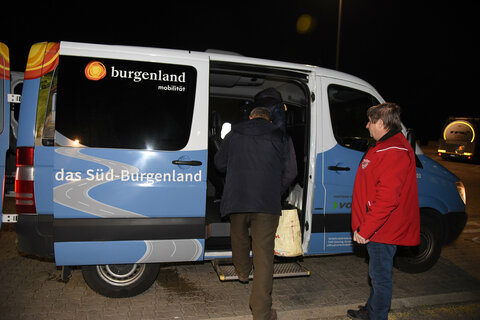Der Bus der Verkehrsbetriebe Burgenland bei seiner Ankunft in Nickelsdorf