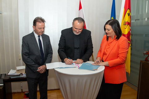 Landeshauptmann Hans Peter Doskozil, Landwirtschaftskammerpräsident Nikolaus Berlakovich und Landeshauptmann-Stellvertreterin Astrid Eisenkopf unterzeichneten einen Kooperationsvertrag zwischen dem Land Burgenland und der Landwirtschaftskammer Burgenland.