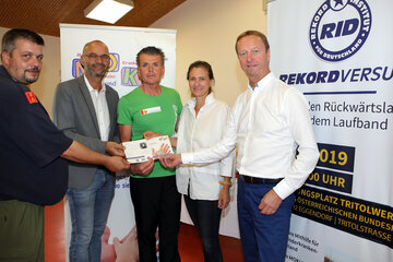 FF-Kommandanten Ing. Christian Tauer, Bürgermeister Heinz Heidenreich, Ultraläufer Martin Trimmel, die geschäftsführende Landesvorsitzende von MOKI Burgenland Doris Zoder-Spalek, MBA, und Landeshauptmann-Stellvertreter Johann Tschürtz