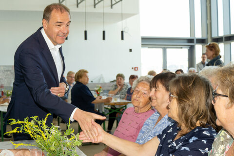 LR Dr. Leonhard Schneemann kam auch mit der Bevölkerung ins Gespräch, bei der reges Interesse am neuen Pflegekompetenzzentrum herrschte.
