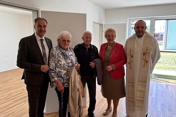 Landesrat Dr. Leonhard Schneemann, die ersten Bewohner des Pflegestützpunktes, Volkshilfe-Burgenland-Präsidentin Verena Dunst und Pfarrer Damian