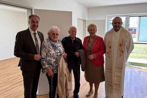 Landesrat Dr. Leonhard Schneemann, die ersten Bewohner des Pflegestützpunktes, Volkshilfe-Burgenland-Präsidentin Verena Dunst und Pfarrer Damian